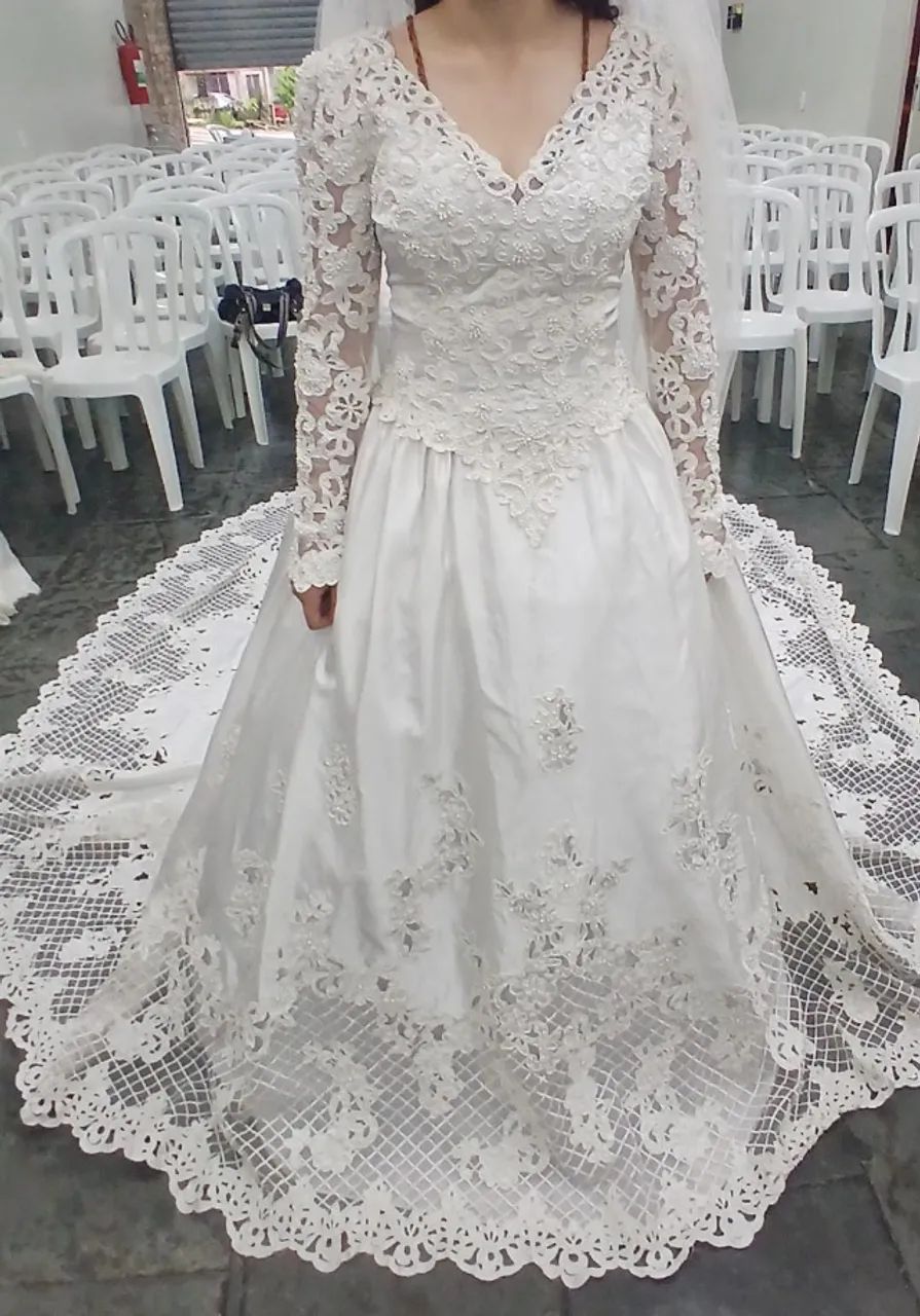 Vestido de noiva com bordados em estilo medieval com saiote e véu  - Foto 5