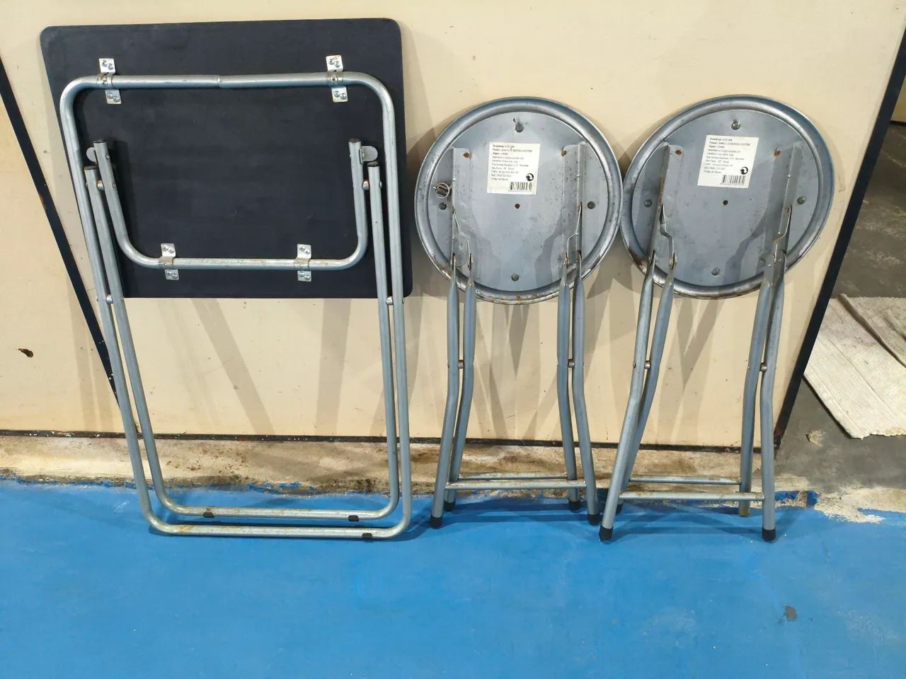Conjunto de mesa e banquetas dobráveis. - Foto 5