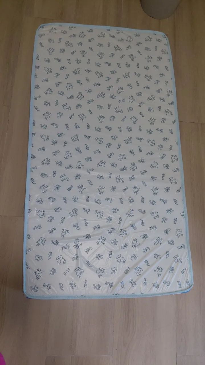 Berço com colchão 