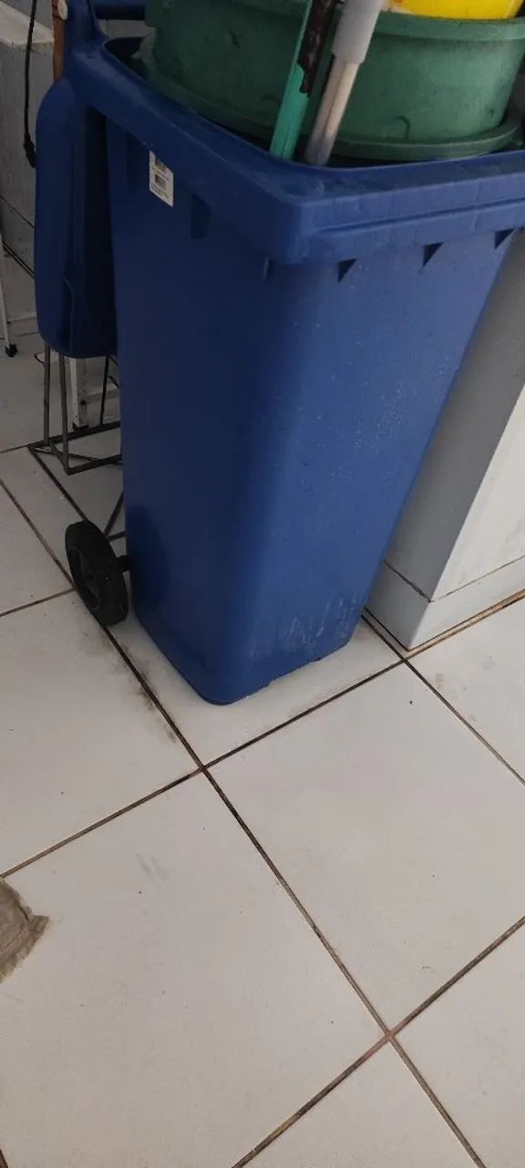 Contêiner com pedal e rodas 120L
