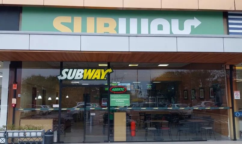 Subway JK contrata atendente
