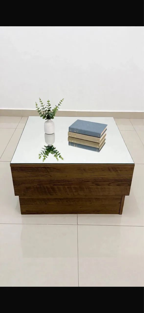 Modelo super elegante com tampo espelhado e acabamento amadeirado