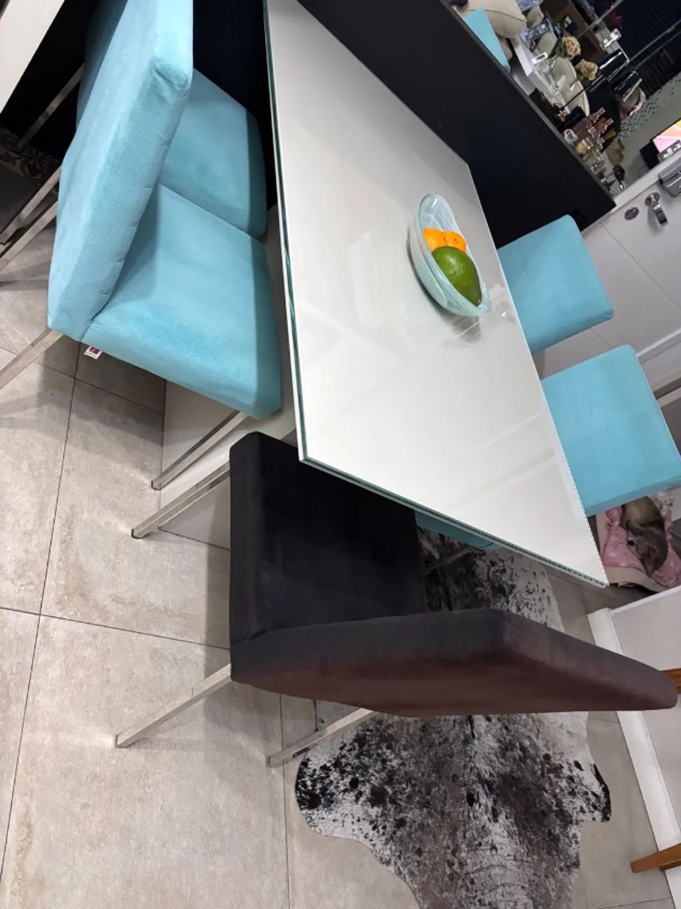 1 sofá retrátil para 3 lugares, 5 cadeiras para mesa de jantar - Foto 2
