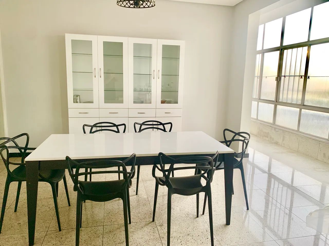 Lindo conjunto de mesa de jantar 