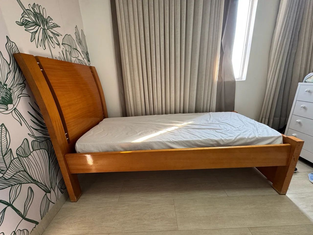 Cama de solteiro de madeira + colchão, pronta para uso. 