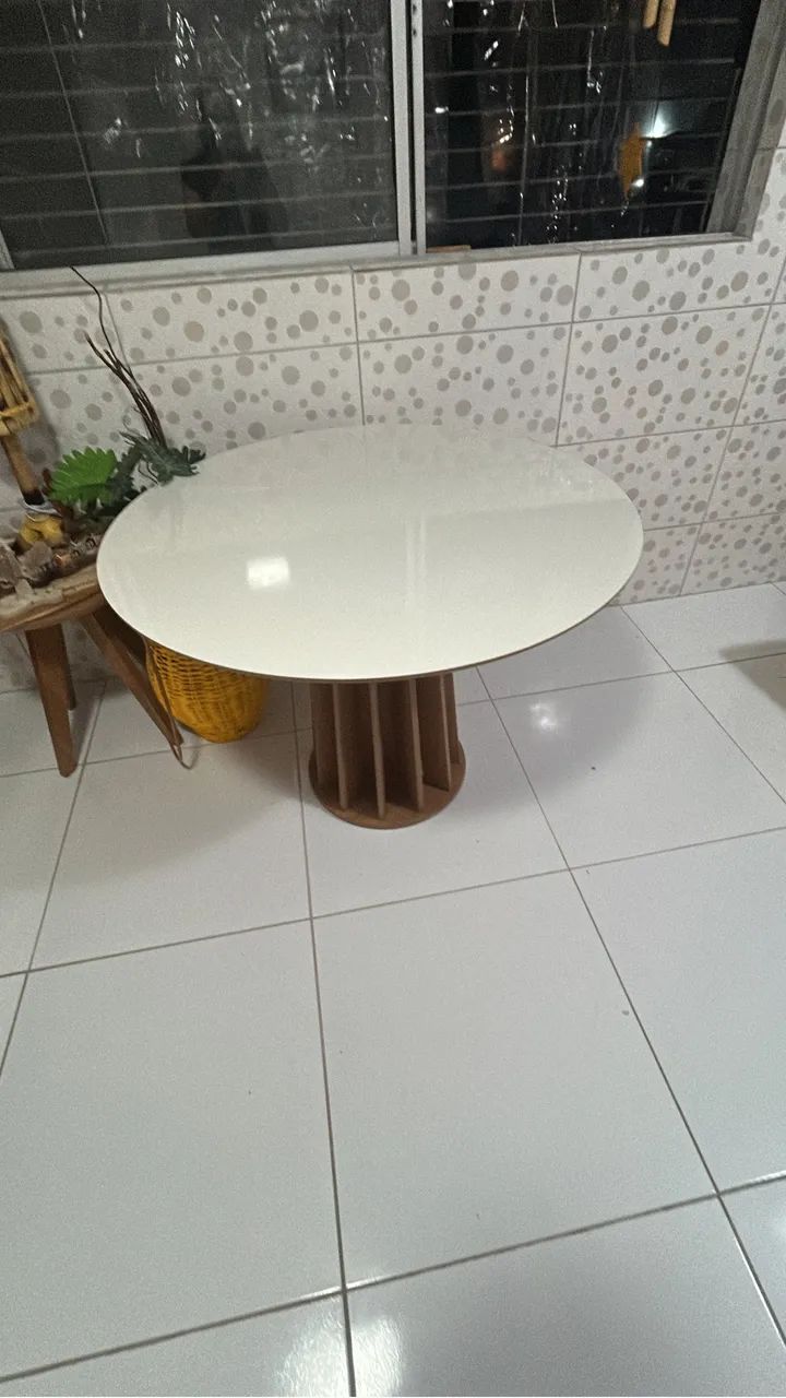 Mesa com tampo de vidro