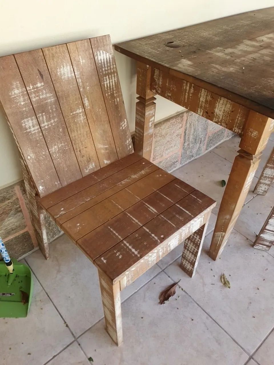 Mesa Rústica de Madeira Maciça com 3 Cadeiras e 2 Gavetas - Foto 4