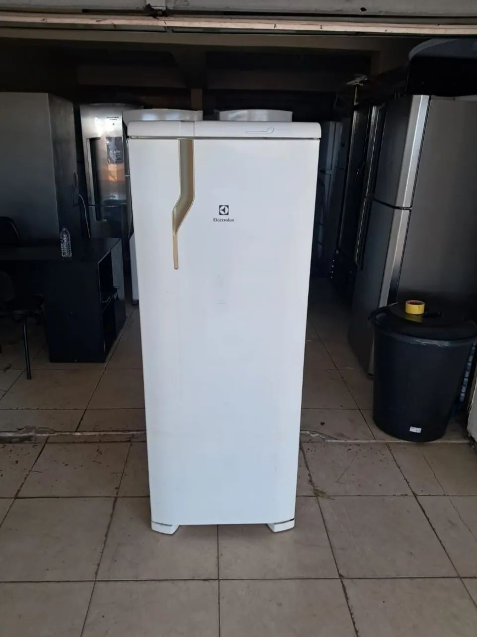 冷蔵庫 geladeira a venda Geladeira Electrolux frost free 330 litros semi novo <br>330