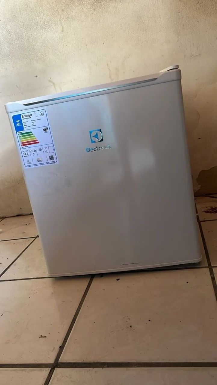 Frigobar Electrolux seminovo 