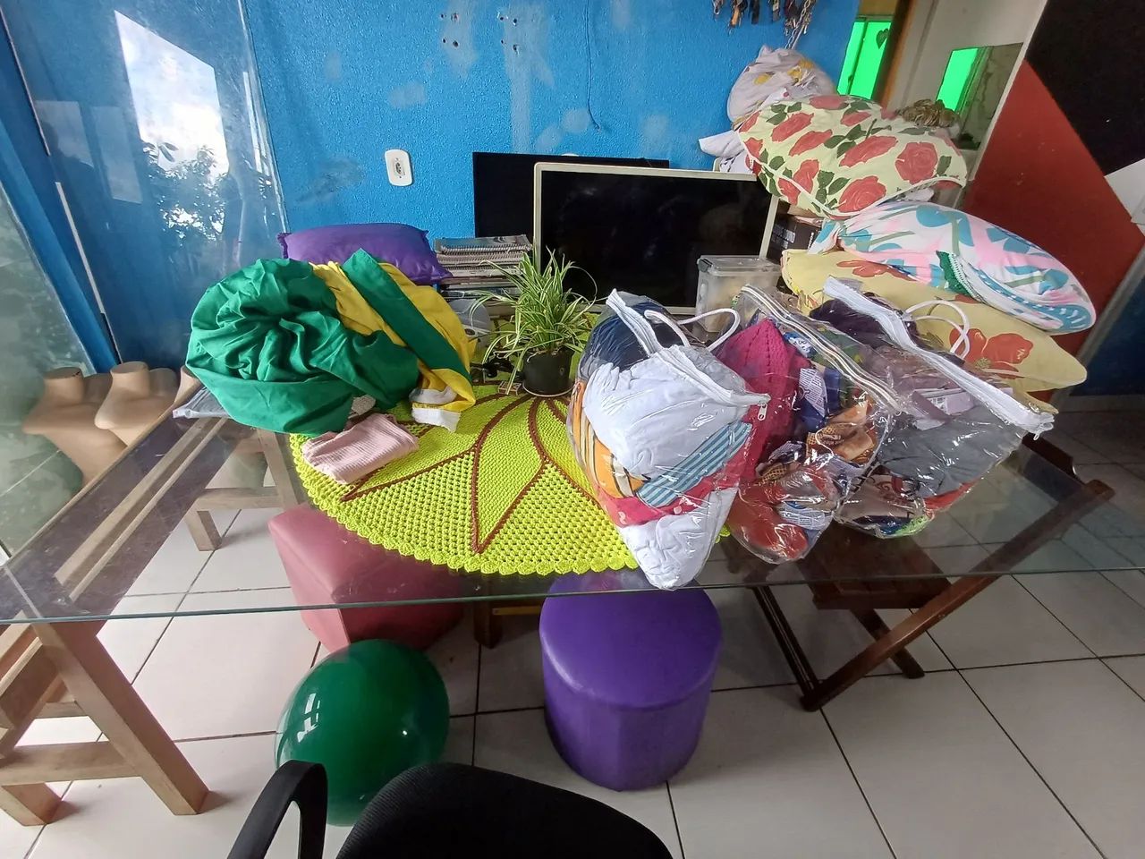 Vendo mesa de vidro não acompanha cadeiras  - Foto 2