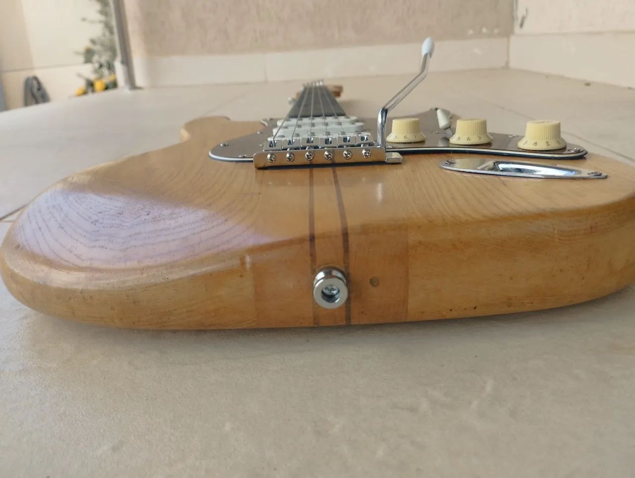 Stratocaster em ash com  braço inteiriço em maple - Foto 5