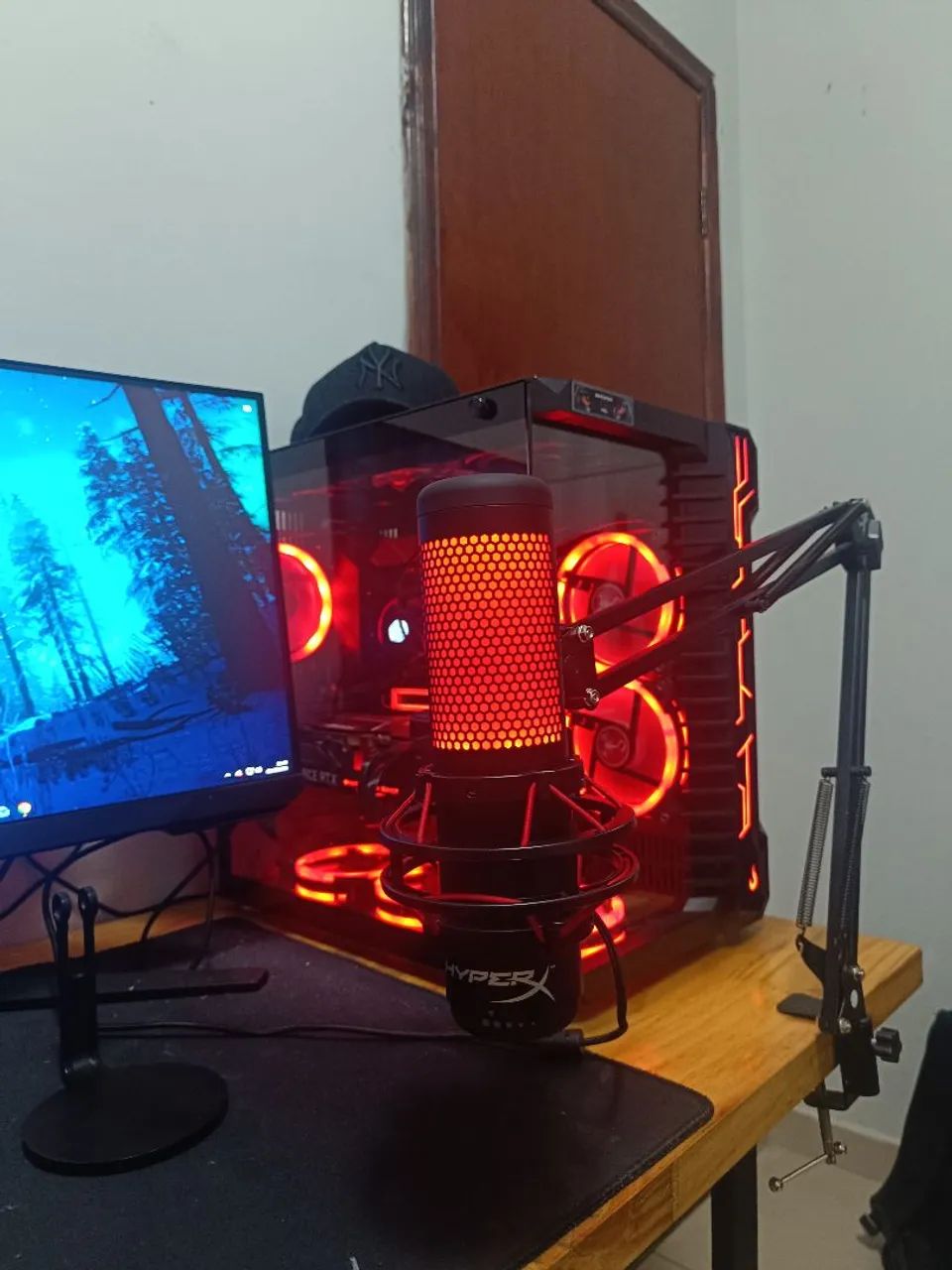 Kit Gamer Microfone HyperX QuadCast Red + Braço Articulado + Suporte de Mesa - Foto 3