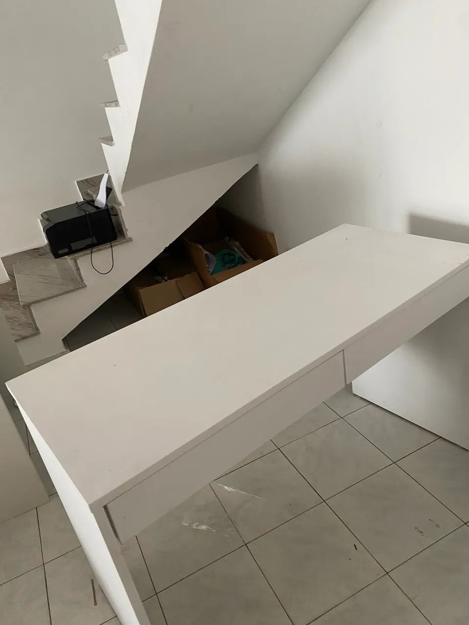Mesa branca com duas gavetas 