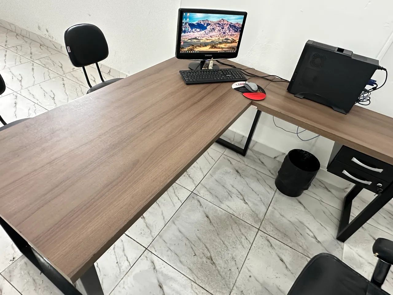 Mesa em L com 2 cadeiras - Foto 2