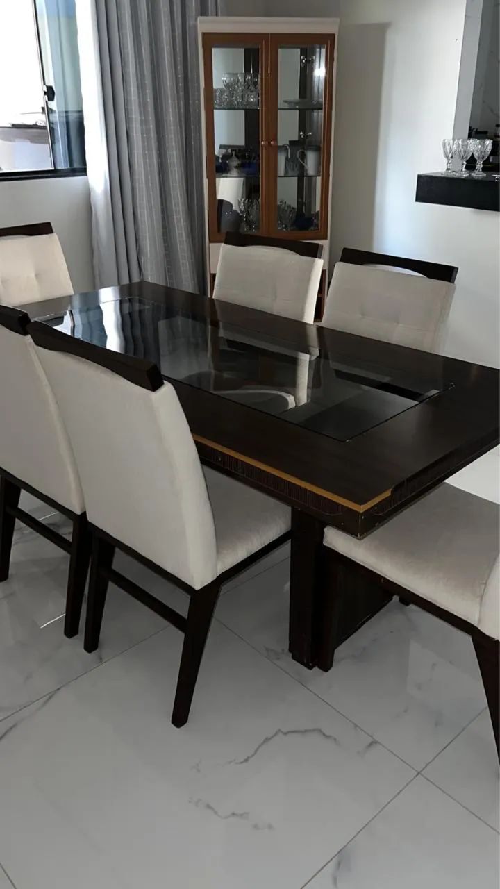 MESA DE JANTAR COM 6 CADEIRAS 