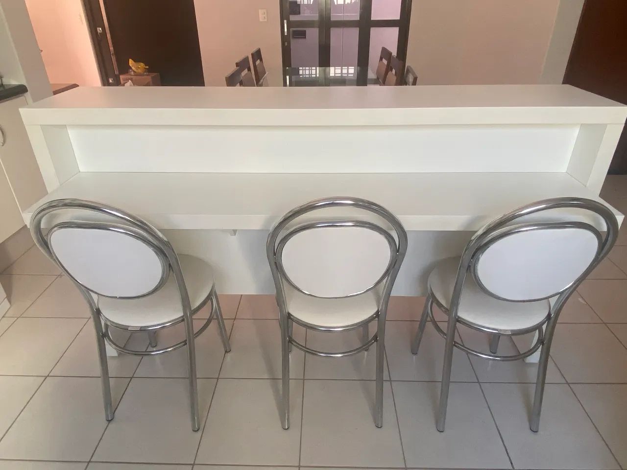 Bancada-ilha com mesa e 3 lugares