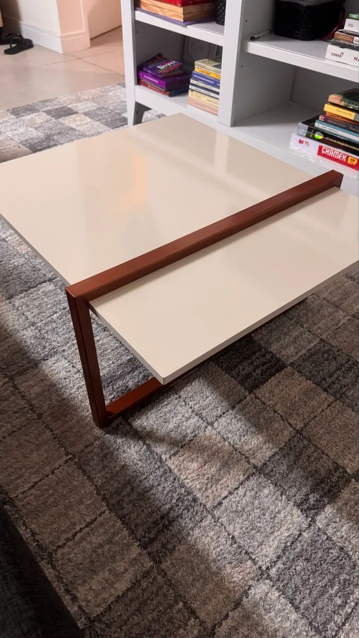 Mesa de centro Bege e Par de Bancos Pretos com Pés de Madeira  - Foto 2