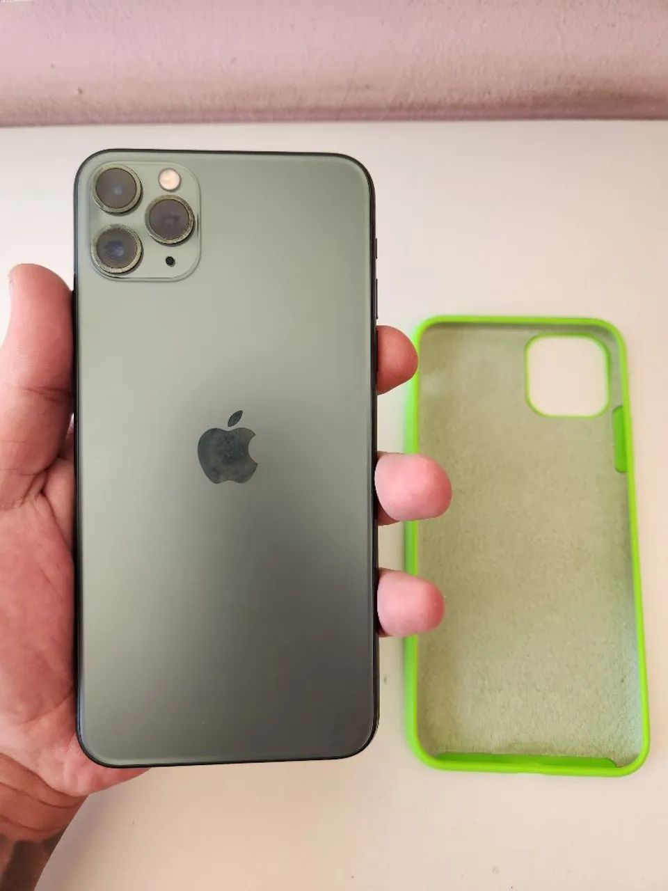 Iphone 11 Pro Max Novinho com película capinha e carregador - Foto 3