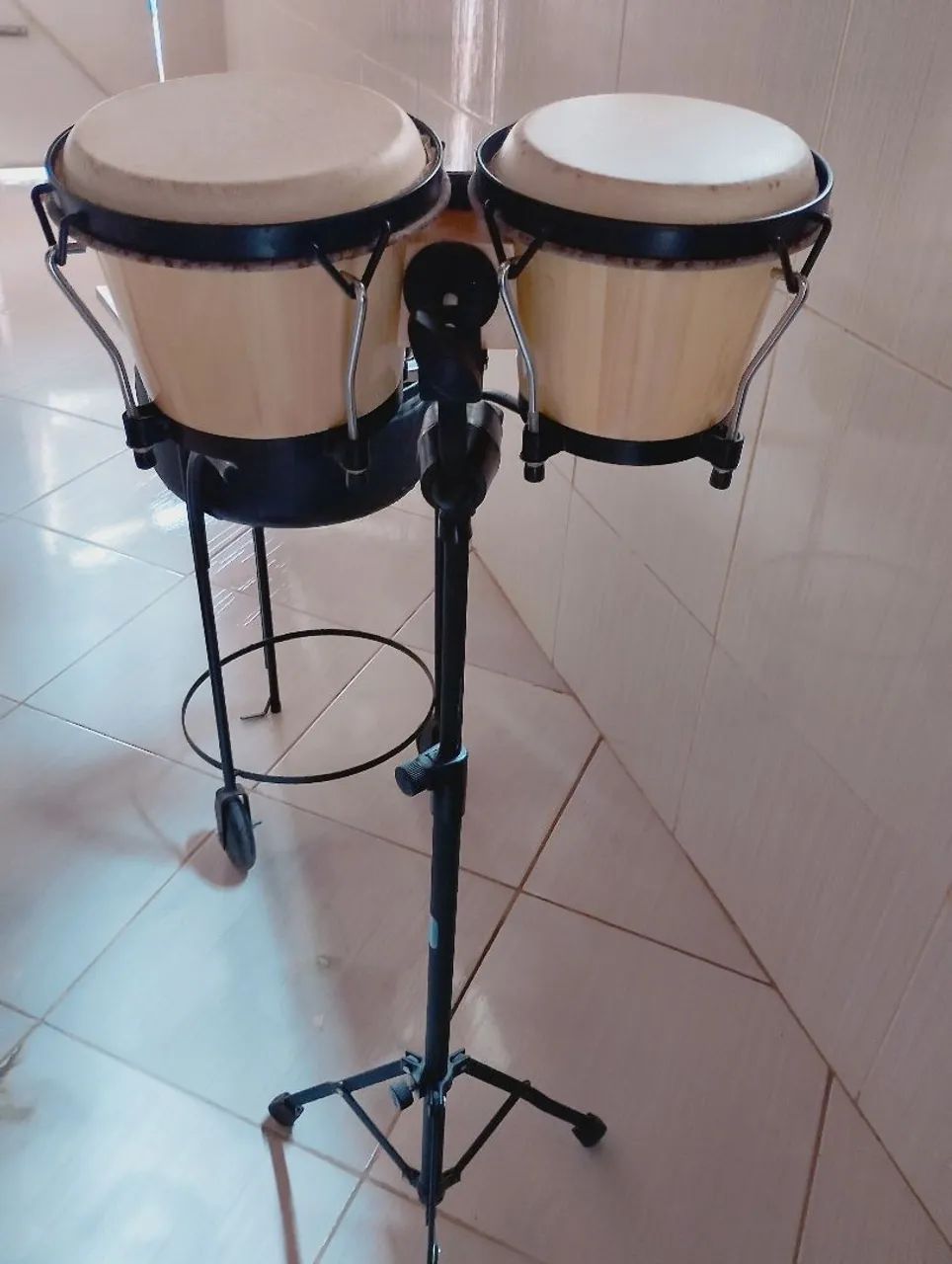 Bongo com pedestal e maleta. 