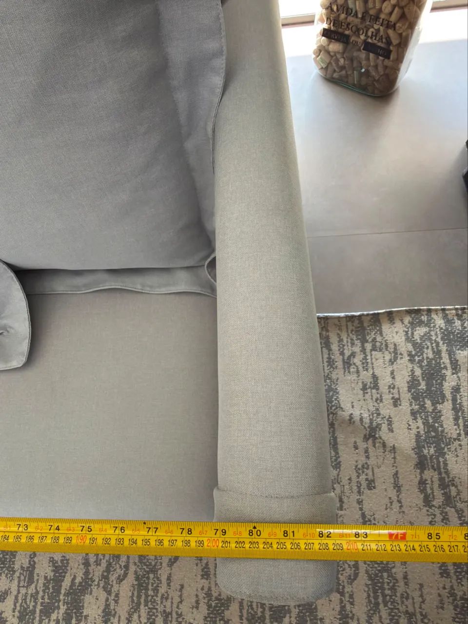 Sofa 4 Lugares, marca Hindi Moveis Linho Cinza com detalhes em couro - Foto 5