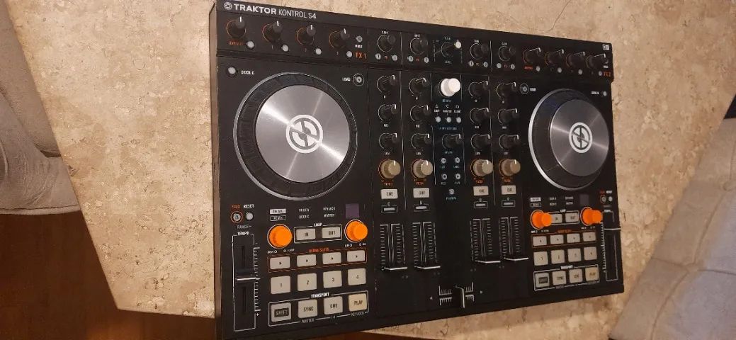 Controladora DJ Traktor Kontrol S4 MK2 - Foto 3