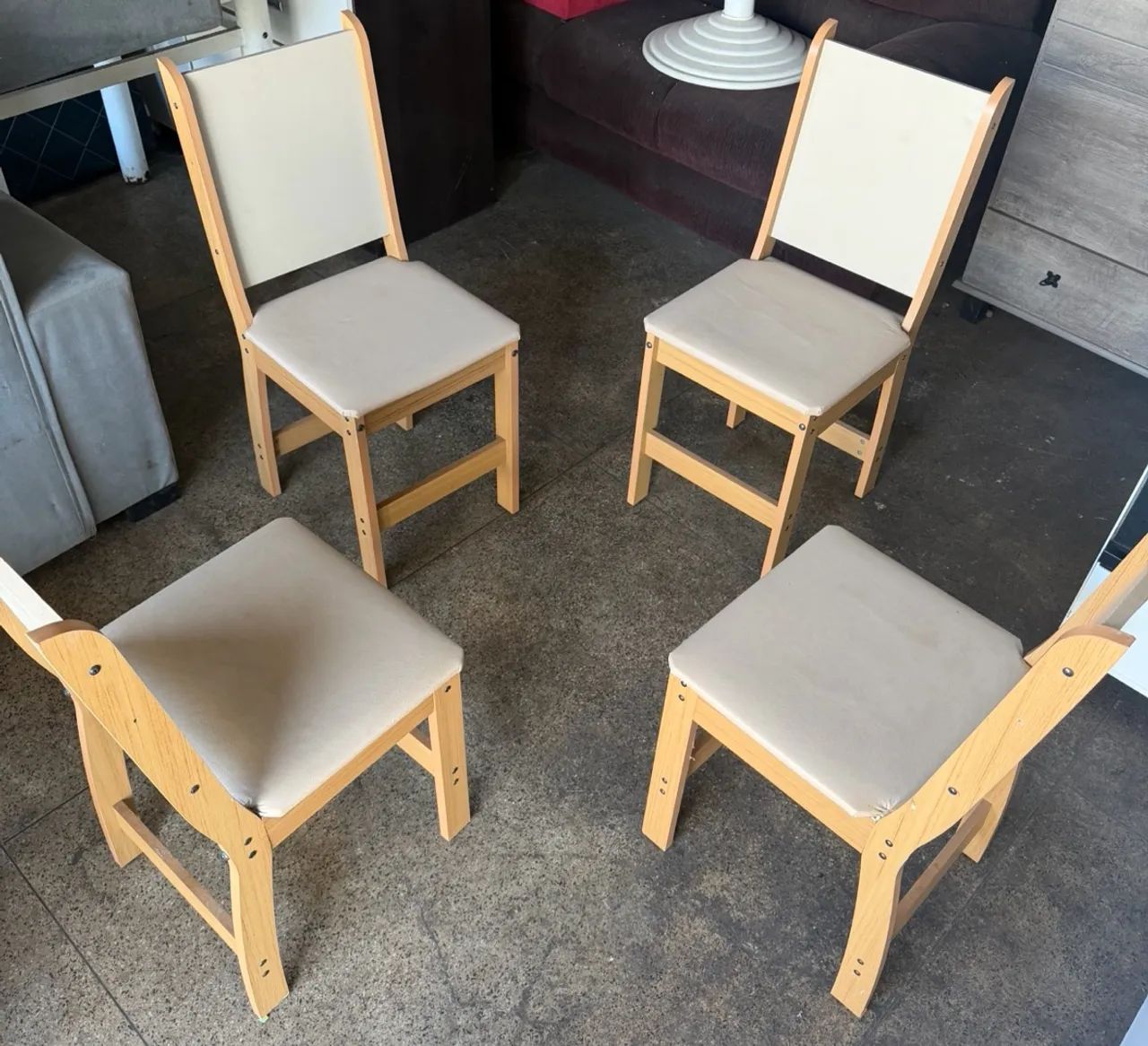 Jogo de mesa com 4 cadeiras usada barata  - Foto 2
