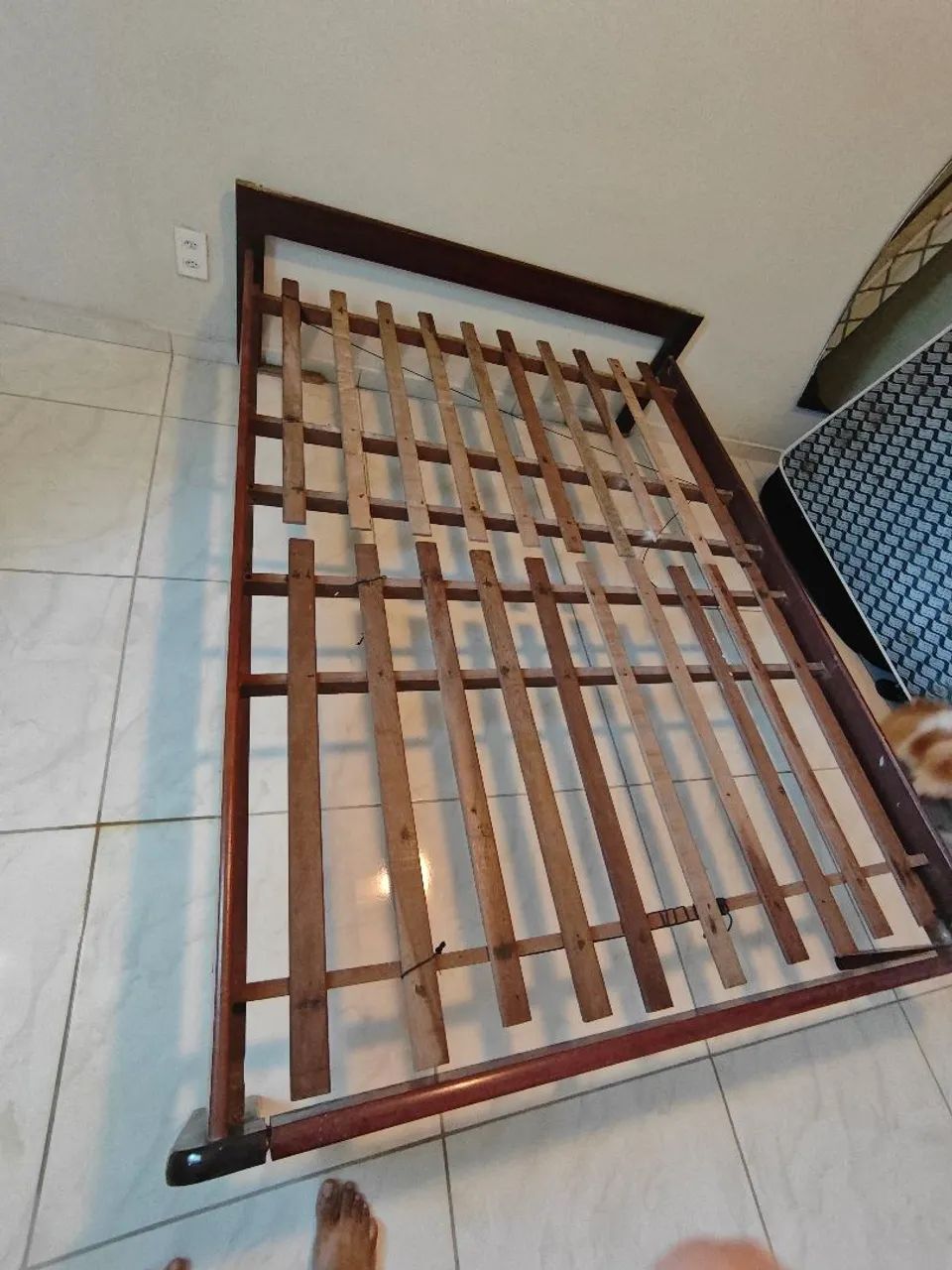 Cama de casal de madeira maciça em perfeito estado - Foto 3