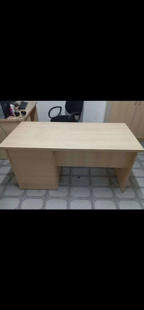 Mesa de escritório grande com três gavetas - Foto 2