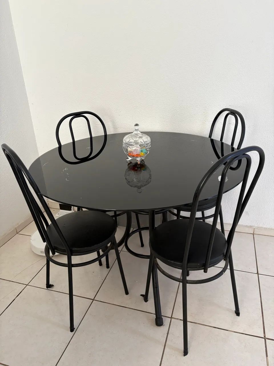 Mesa de vidro com 4 cadeiras 