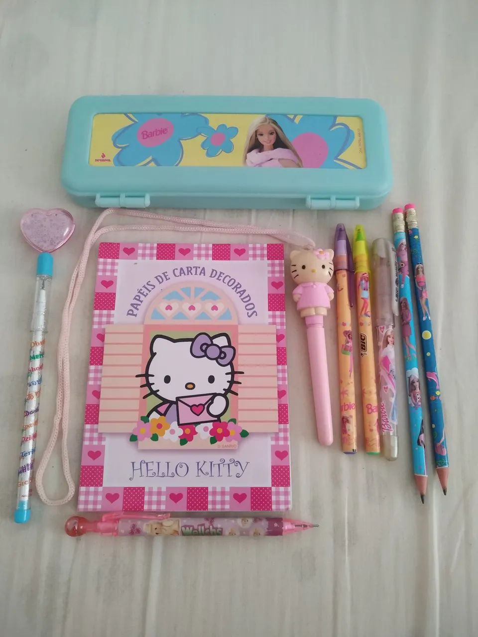 Lote papelaria retrô Hello Kitty e Barbie