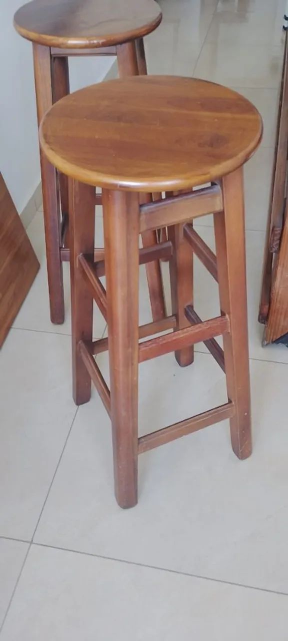 Bancada e  3 banquetes de madeira maciça. 1,40cm de comprimento e 0,60cm de largura - Foto 2