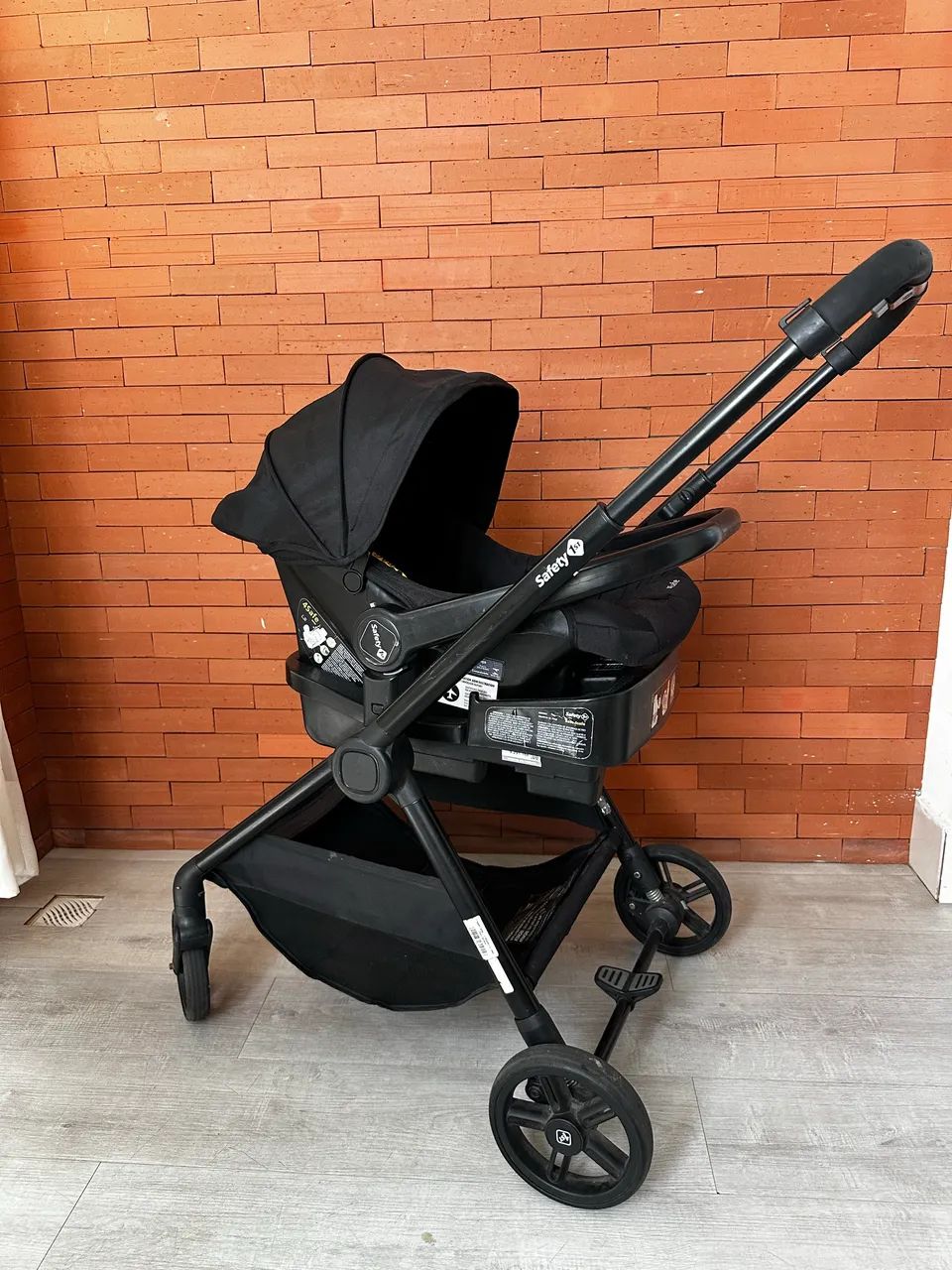 POUCO USO Carrinho de bebê + bebê conforto + base veicular Safety First Magnific trio  - Foto 5