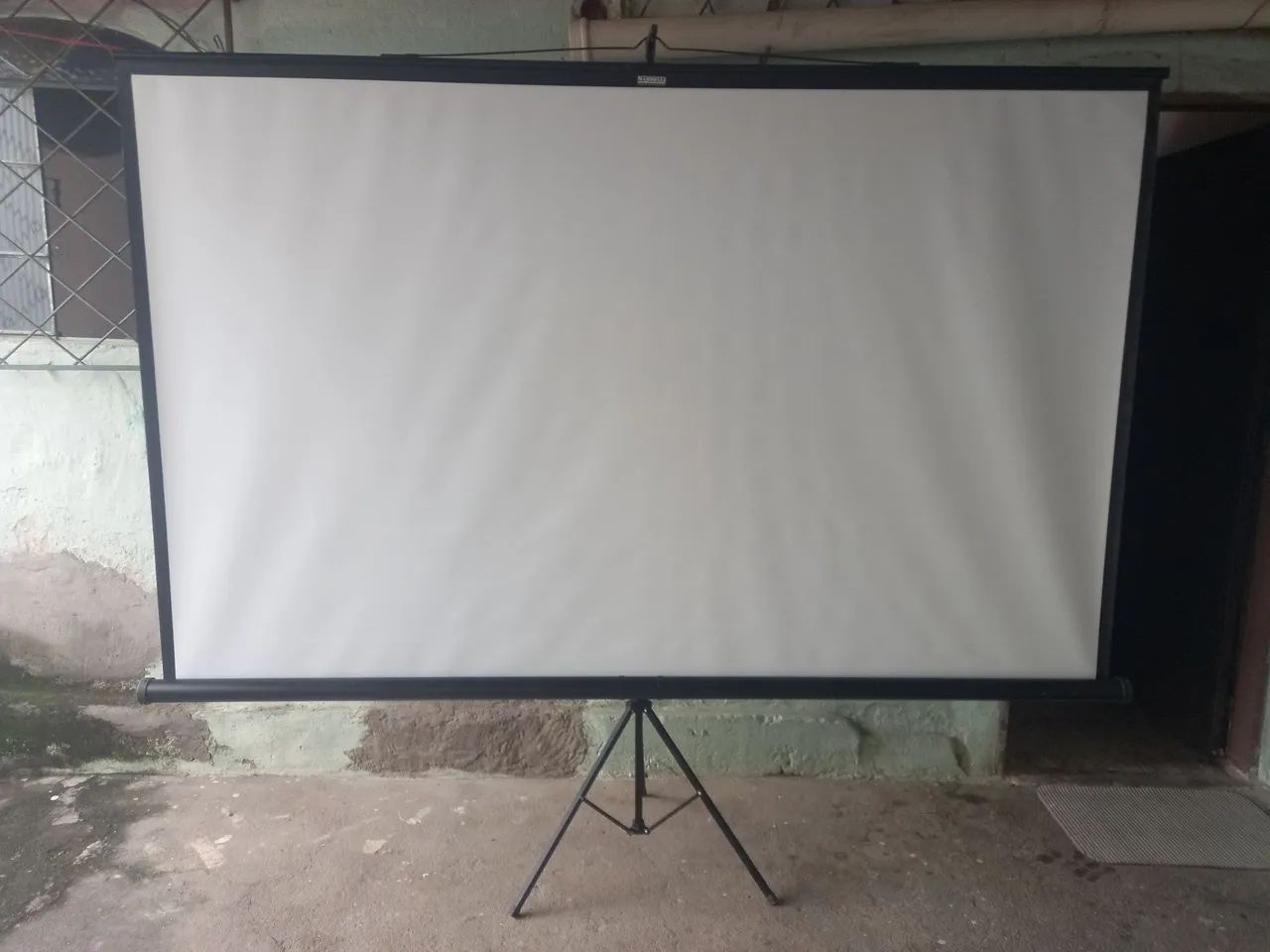 Tela de Projeção Tripé 120 polegadas 2,43 x 1,82 - Linha STD