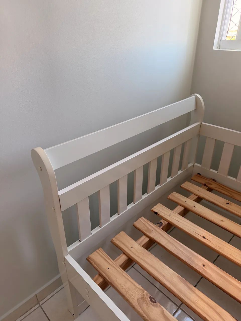 Cama solteir ão MDF branca - Foto 2