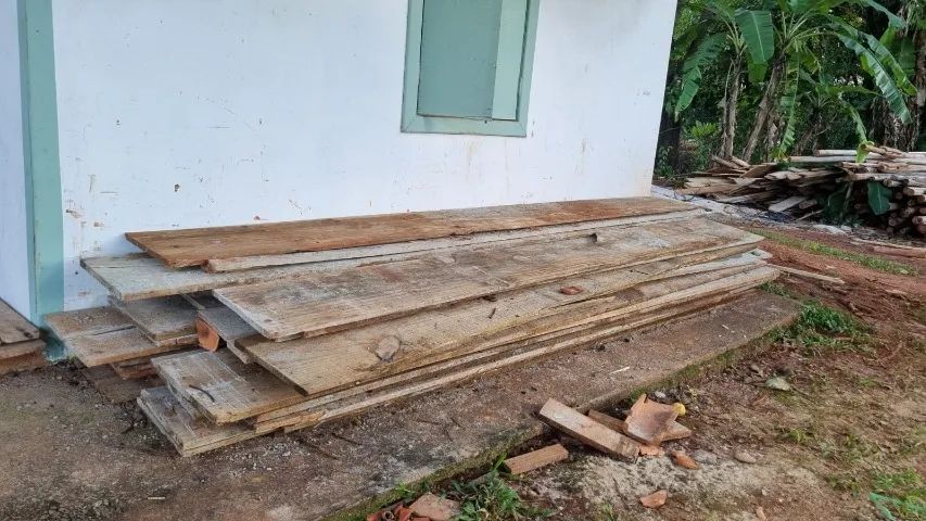 Tábuas, escoramentos e madeiras para construção usadas uma vez