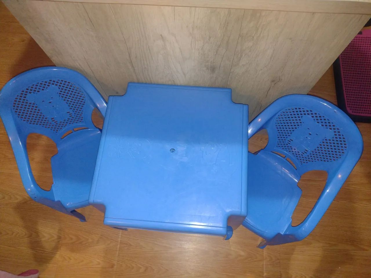 Mesa com cadeira de plástico 