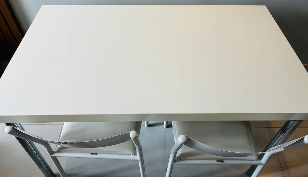 Mesa e cadeiras TokStok