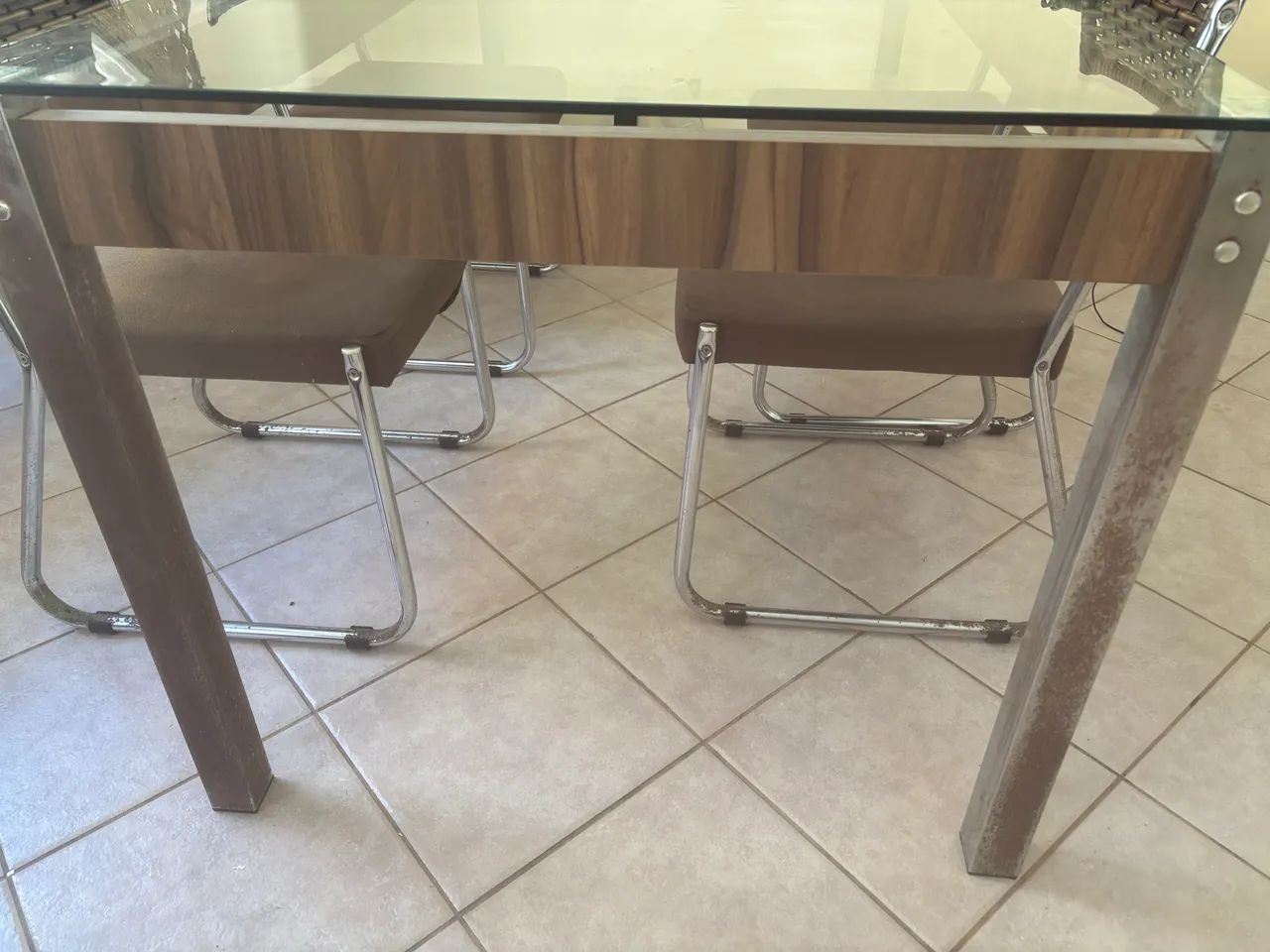 Mesa e cadeiras