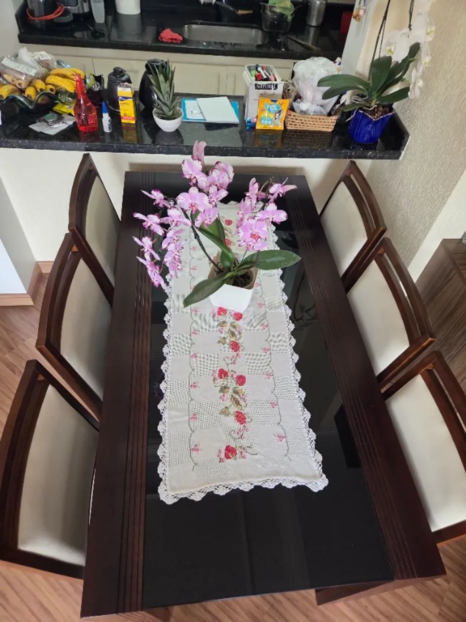 Mesa de madeira com tampo de vidro e 6 cadeiras  - Foto 2