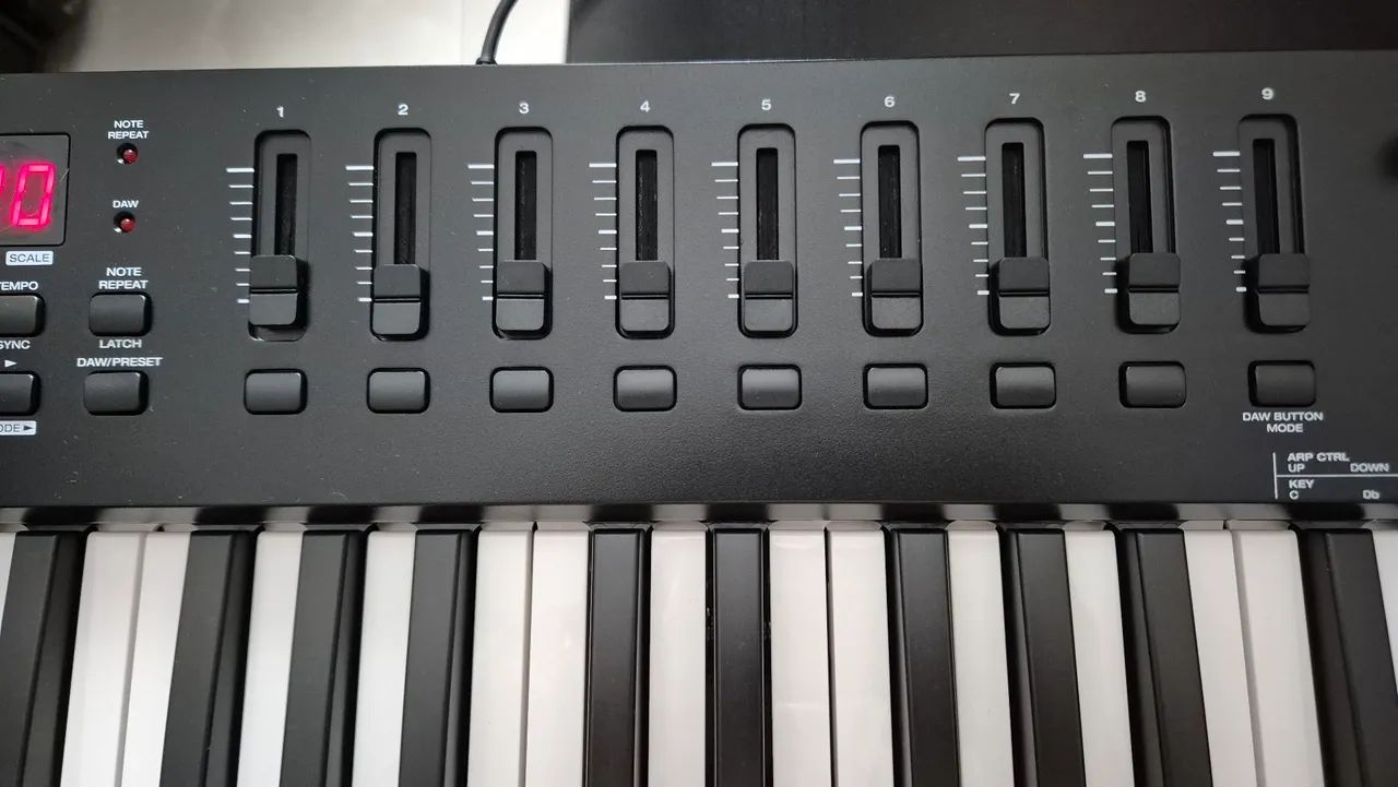 Controlador MIDI OXYGEN 61 - Foto 3