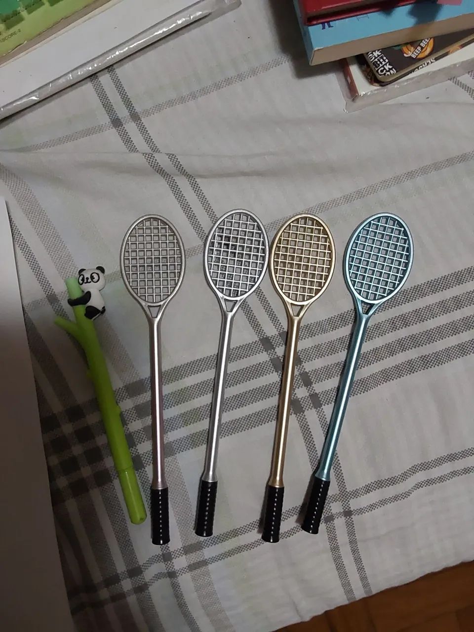 Kit caneta panda e raquete 