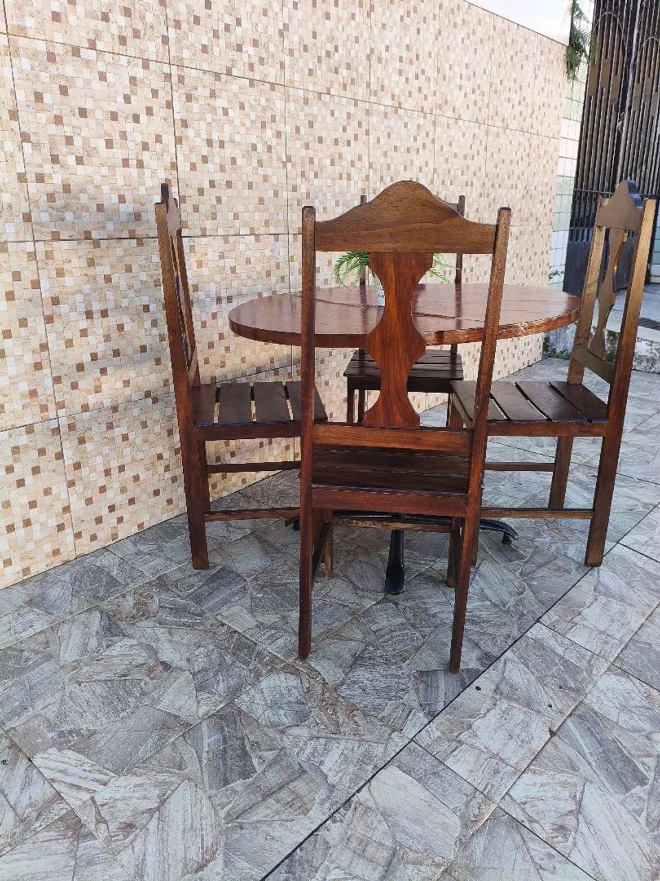 Mesa de escritório com4 cadeiras de madeira  - Foto 2
