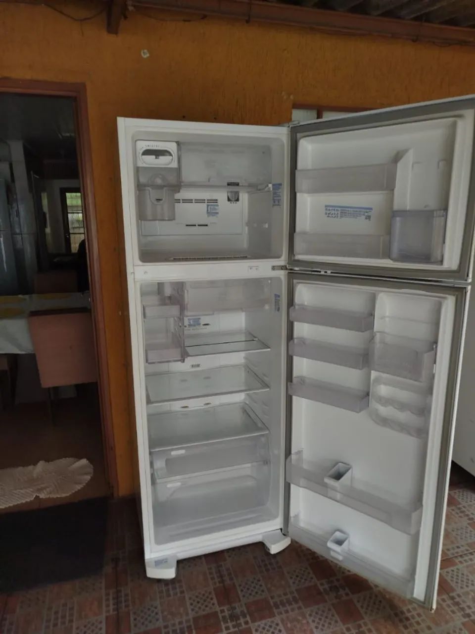 Geladeira Eletrolux Frost Free funcionando perfeitamente 