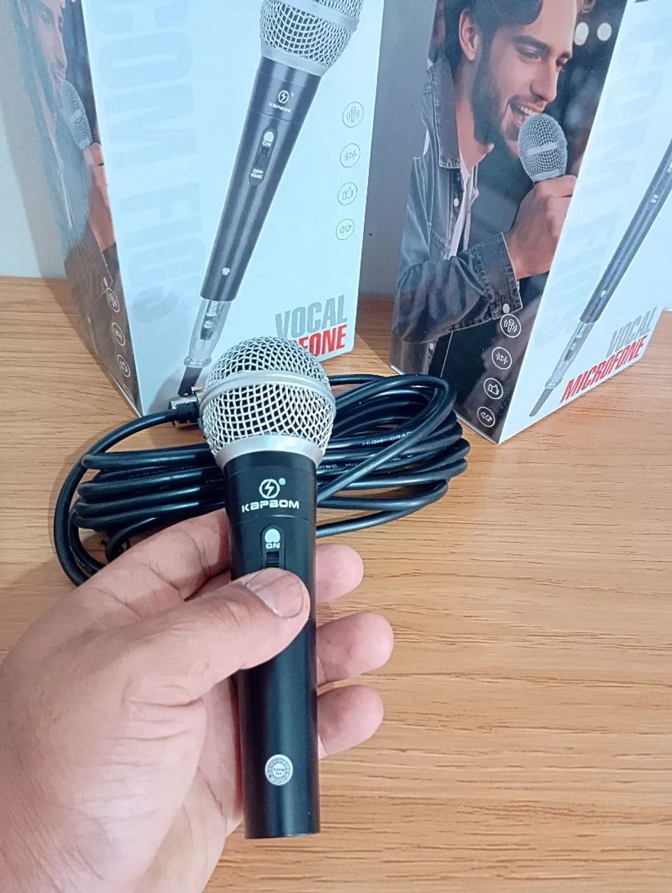 Microfone de metal com cabo