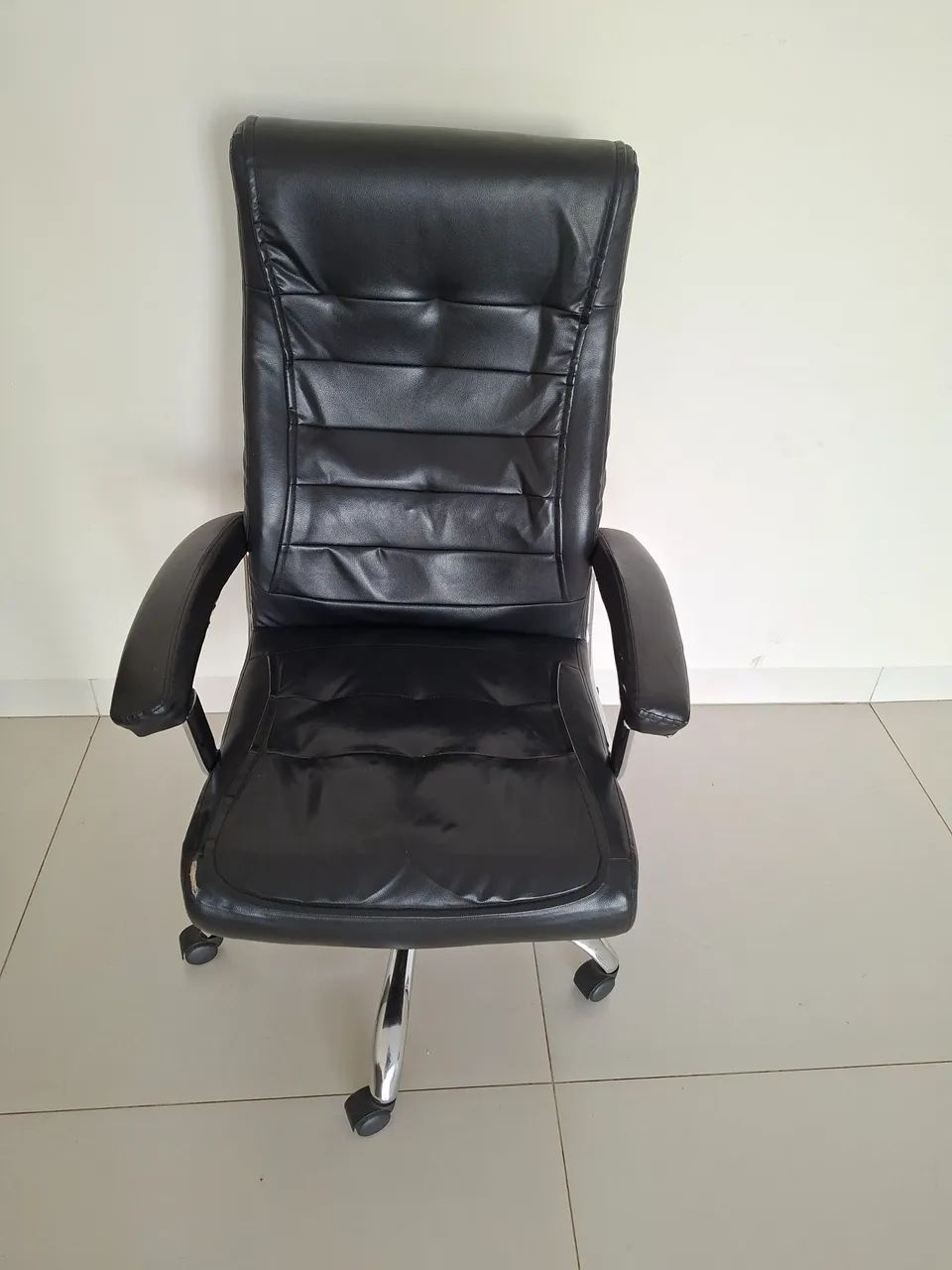 Cadeira giratória e Quadros 