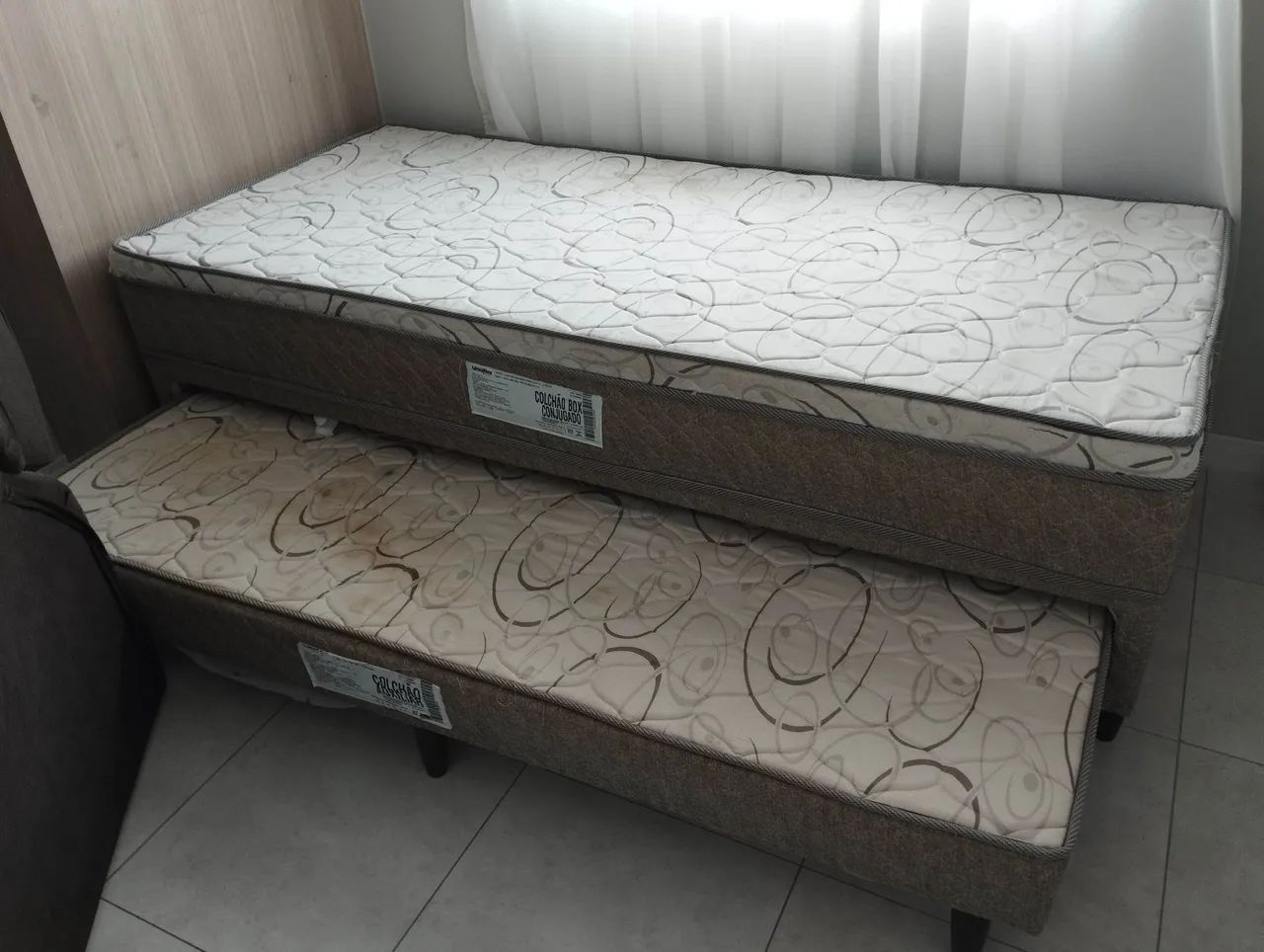 Cama solteiro conjugada com colchão auxiliar
