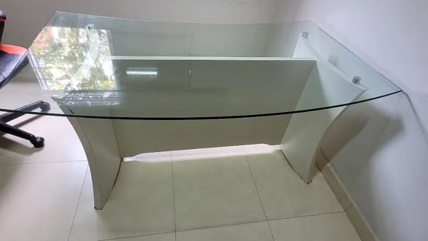 Mesa para escritório em Vidro com base de madeira - Foto 3