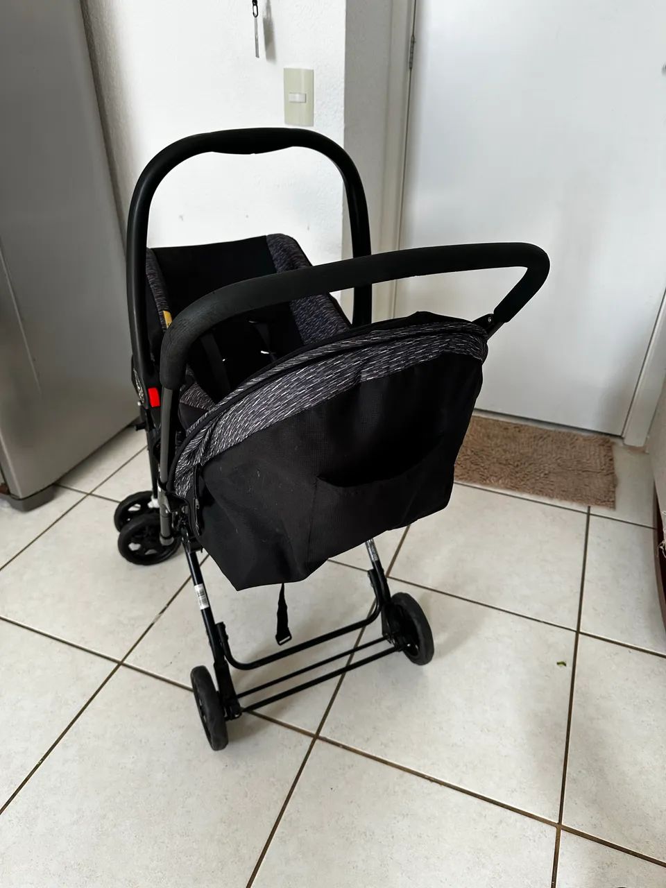 Carrinho de bebê e bebê conforto - Foto 4