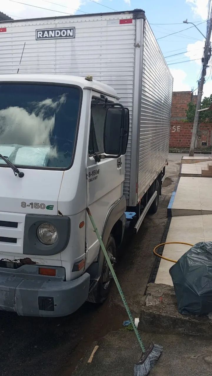 Caminhão delivery 8150e dispenso curiosos 