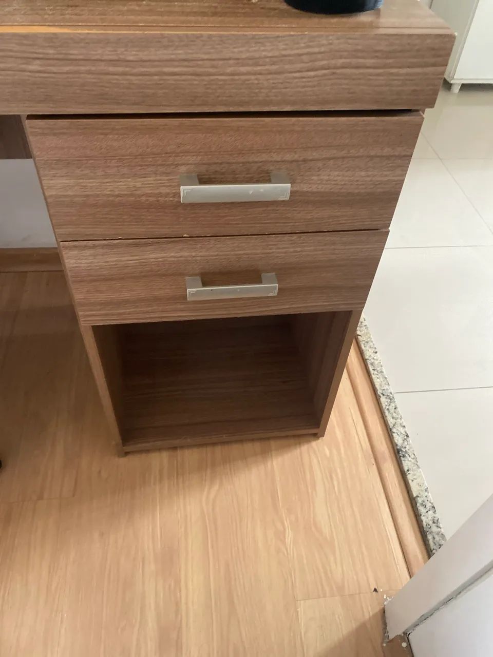 Mesa de Escritório com 2 gavetas e cadeira sem braço. Pode retirar. - Foto 4
